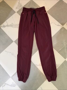Women’s lululemon swishy jogger pants hit at ankle